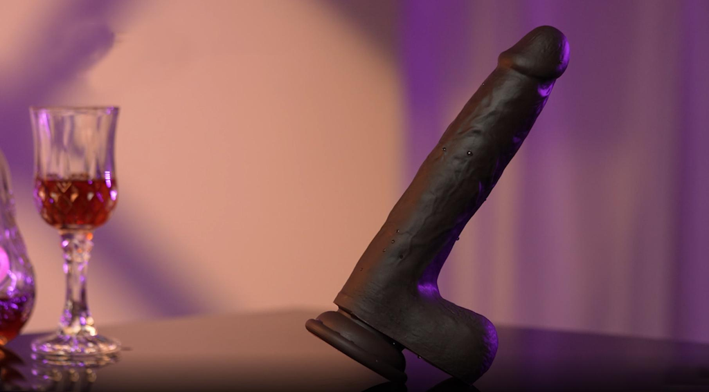 Oakley-thrusting dildo
